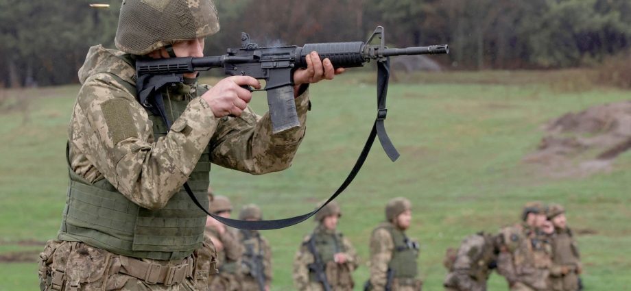 A Ukrainian serviceman of the 38th Separate Marine Brigade attends military exercises at a training ground, amid Russia's attack on Ukraine, in Donetsk region, Ukraine April 3, 2025. REUTERS/Anatolii Stepanov