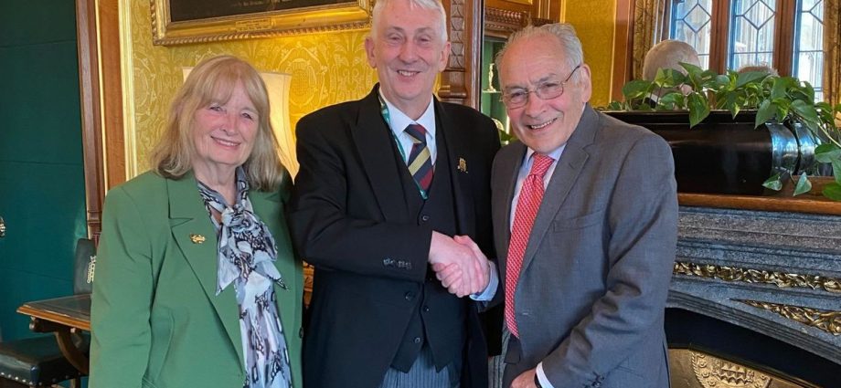 Speaker Lindsay Hoyle hails Alastair Stewart's 'unflappable delivery of news' in inspiring tribute as pair meet in House of Commons
