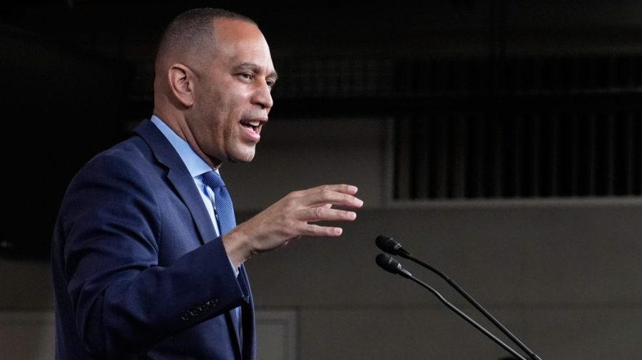 Jeffries targets Trump over Qatari jet gift, citing ‘Wannabe Kings’