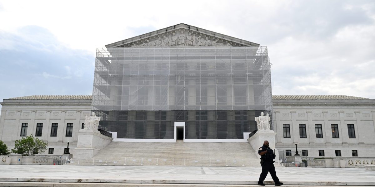 Supreme Court allows Trump to strip legal protections from 350,000 Venezuelans who risk deportation