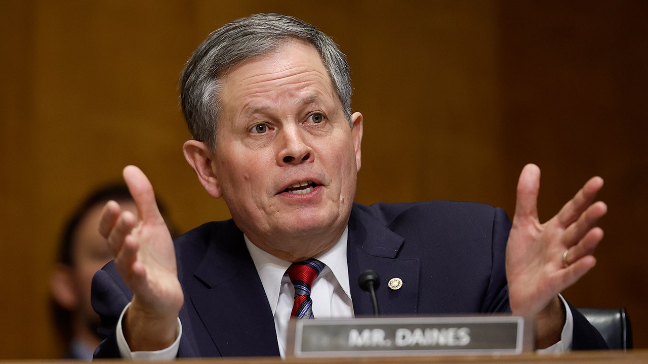 Federal cemeteries would open on major holidays under GOP senator's bill