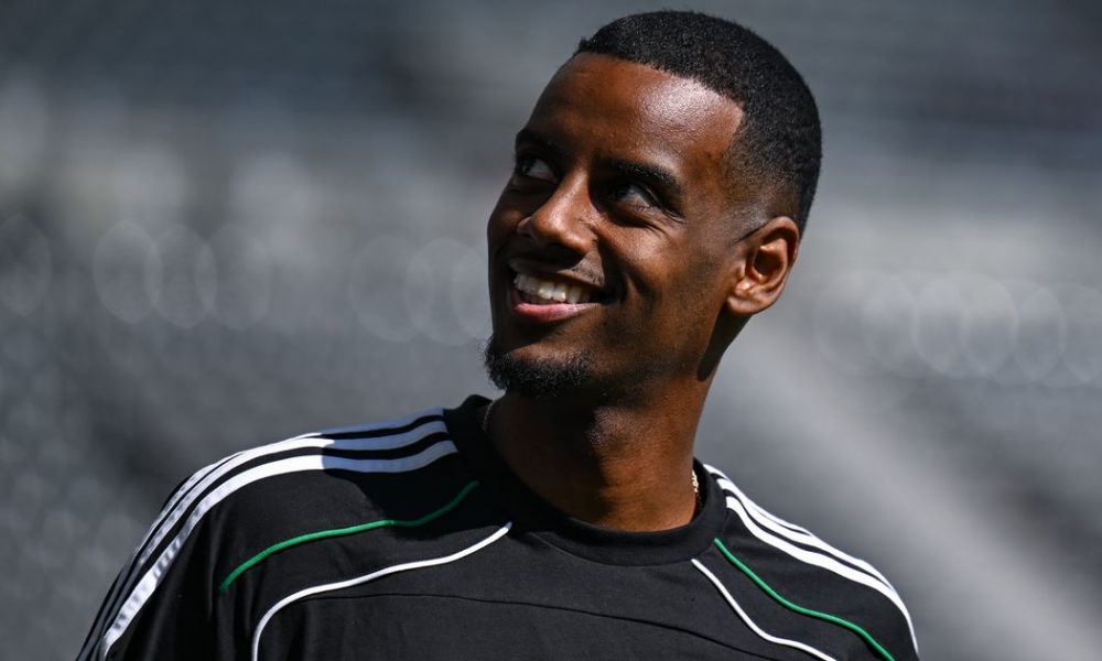 Alexander Isak as 'Liverpool's No9' gets two-word response and X-rated gesture