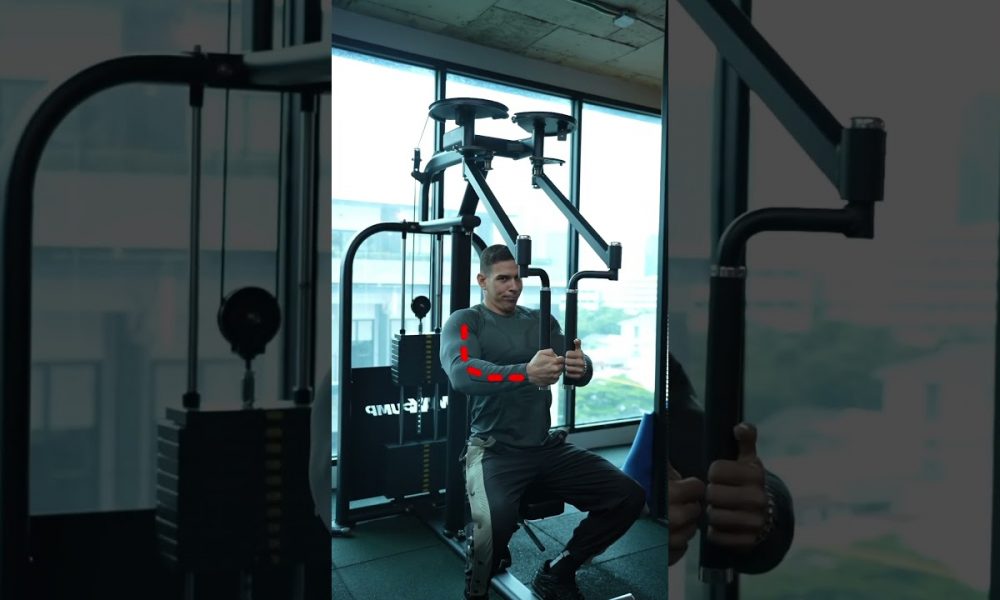 Learn the correct posture of butterfly machine chest training in three steps #Fitness beginners must