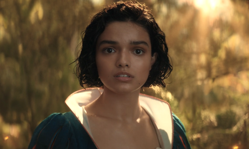 Rachel Zegler looking in awe in Snow White (2025)