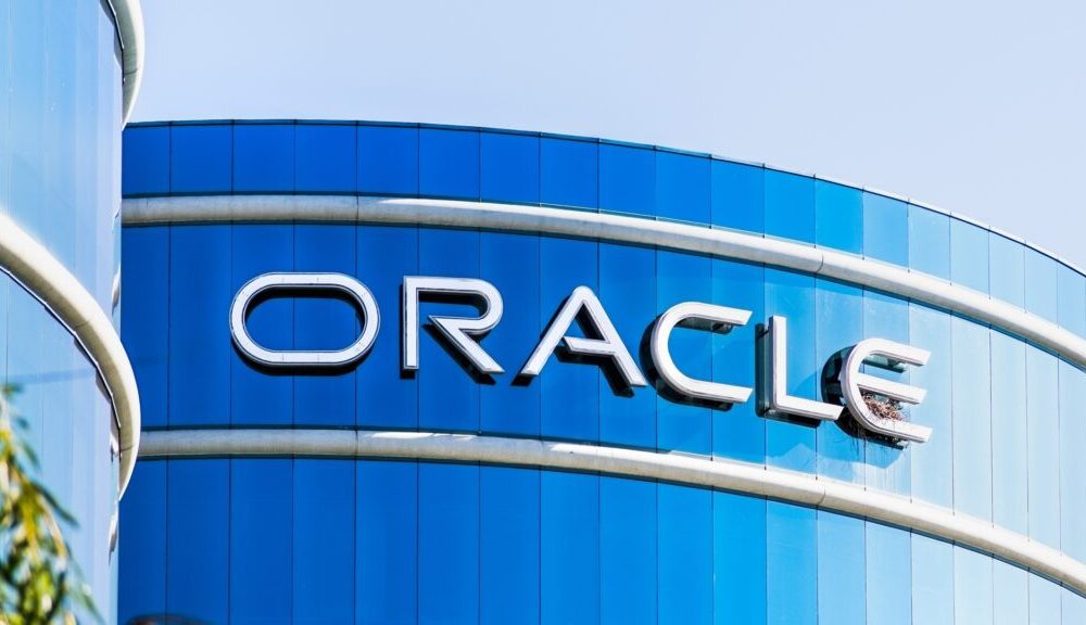 Oracle's AI Strategy Shake-Up Sparks Market Jitters As Shares Plunge 25%