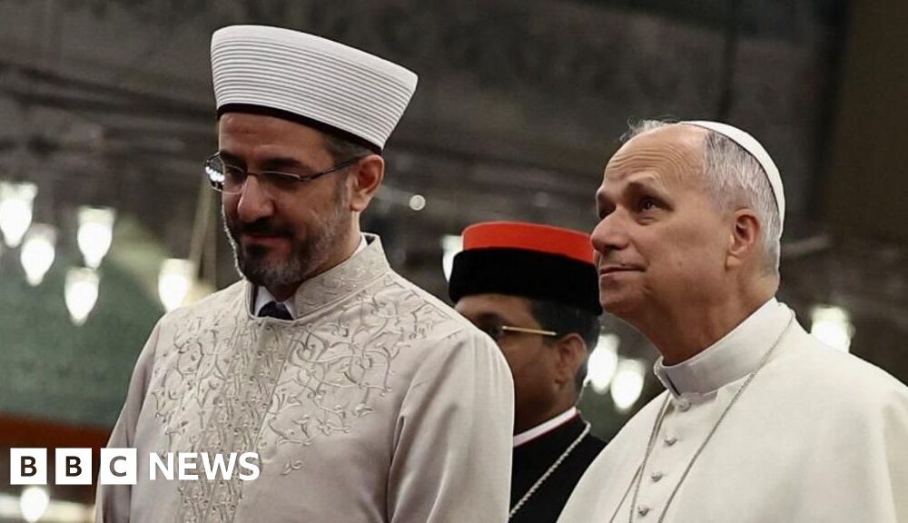 Pope Leo visits Istanbul's Blue Mosque