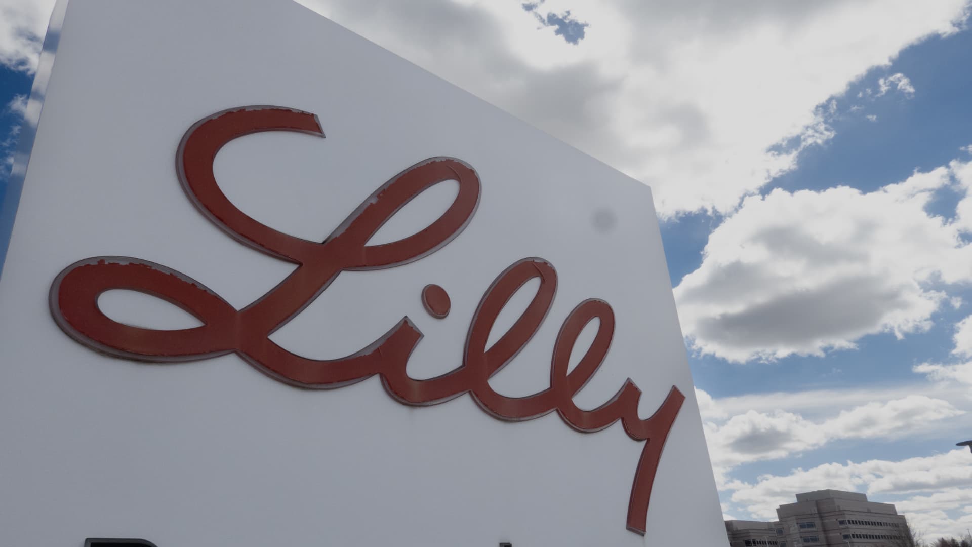 Eli Lilly hits $1 trillion market value, first for health care company