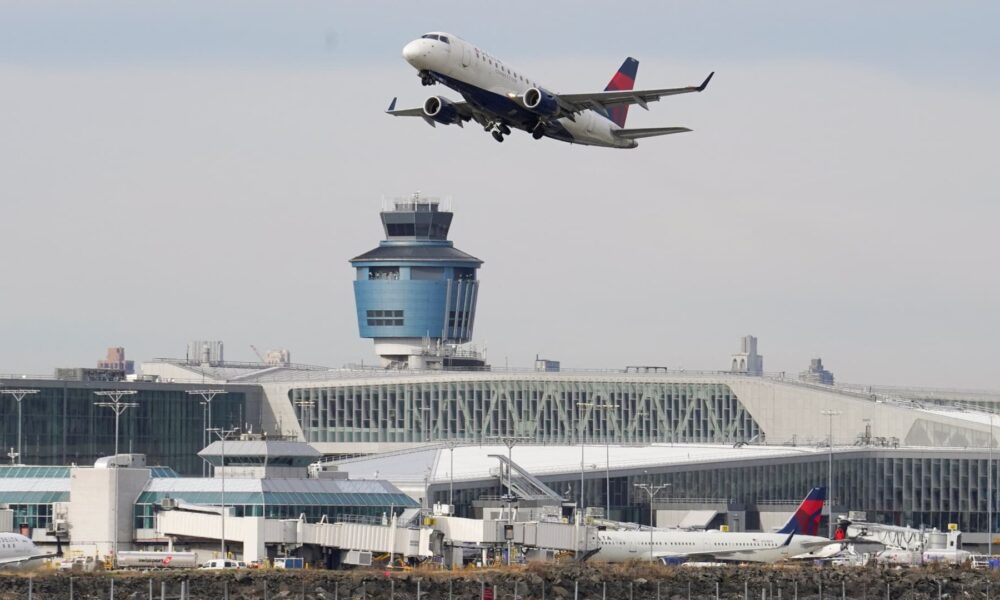 Air traffic controllers with perfect shutdown attendance to get bonus