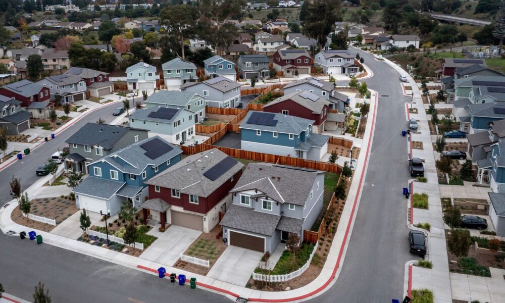 More home sellers are taking listings off the market, Redfin says