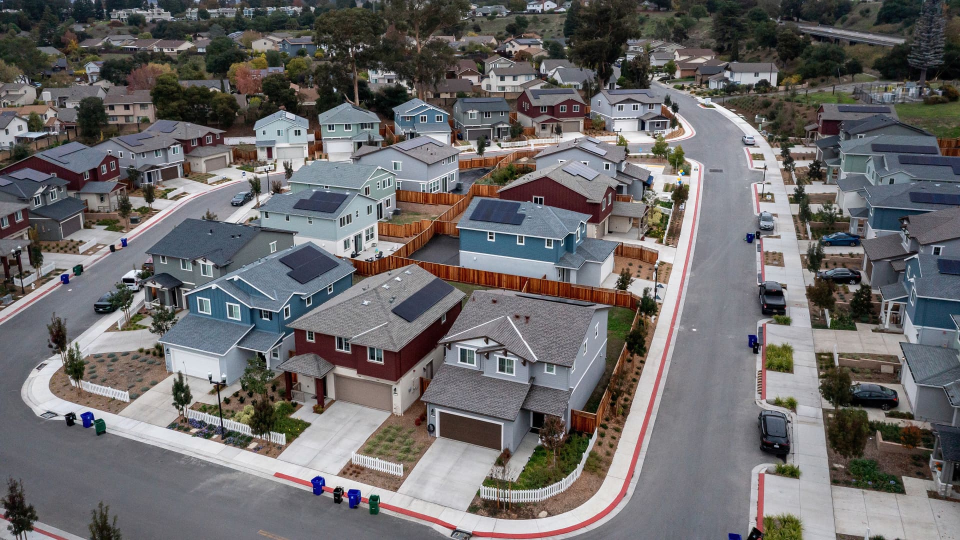 More home sellers are taking listings off the market, Redfin says