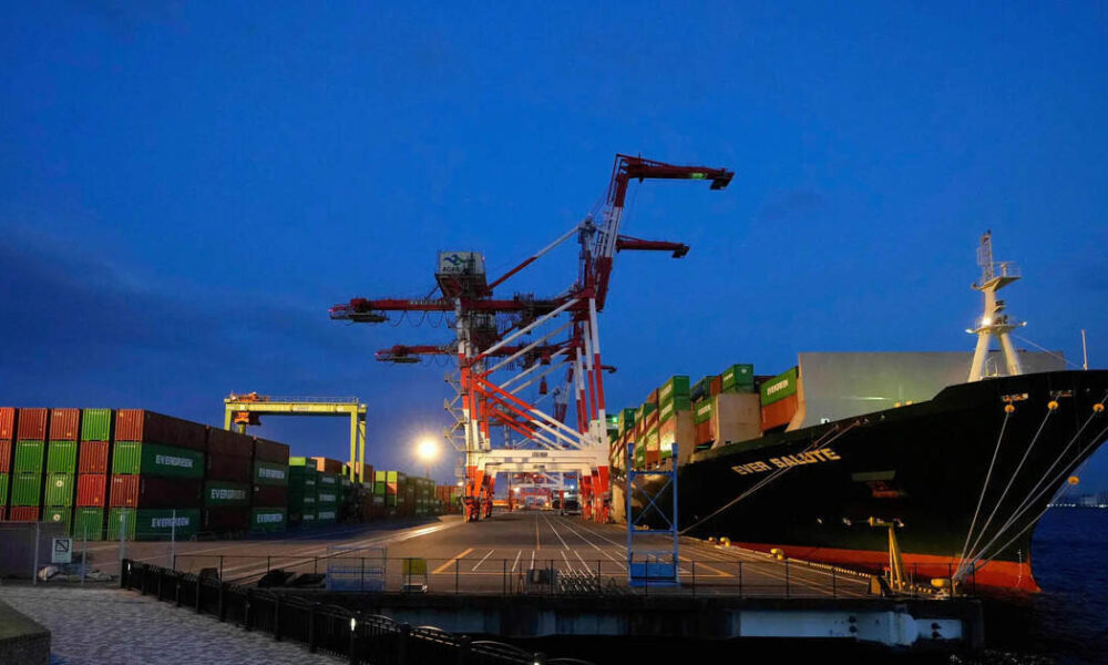 Japan's exports to world rise but drop to US due to tariffs