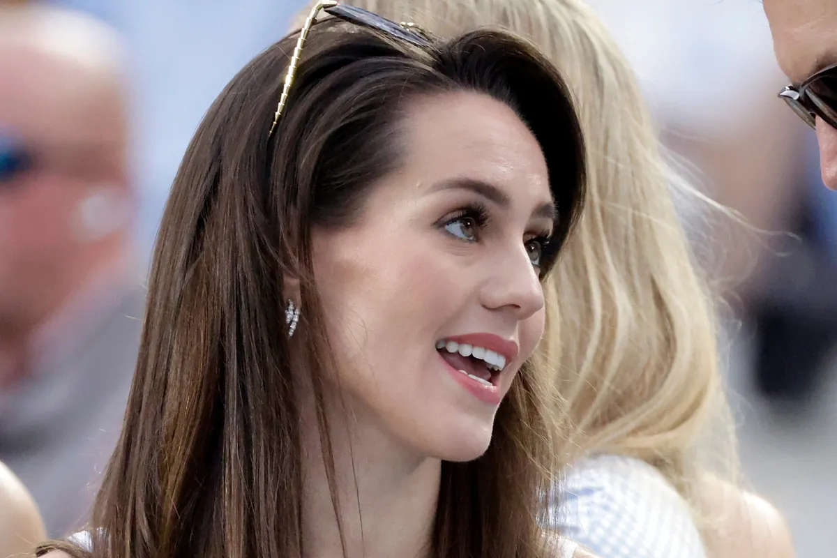 Fans turn Jordon Hudson, Bill Belichick's girlfriend, into the queen of memes after her "embarrassing" question