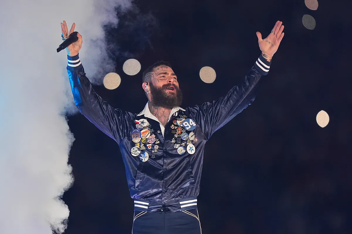 Post Malone stays for hours after the Cowboys-Chiefs game to throw and catch the football barefoot across the field