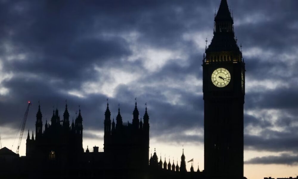 Gilt Yields Rise, Sterling Falls as Concerns Over Budget Resurface