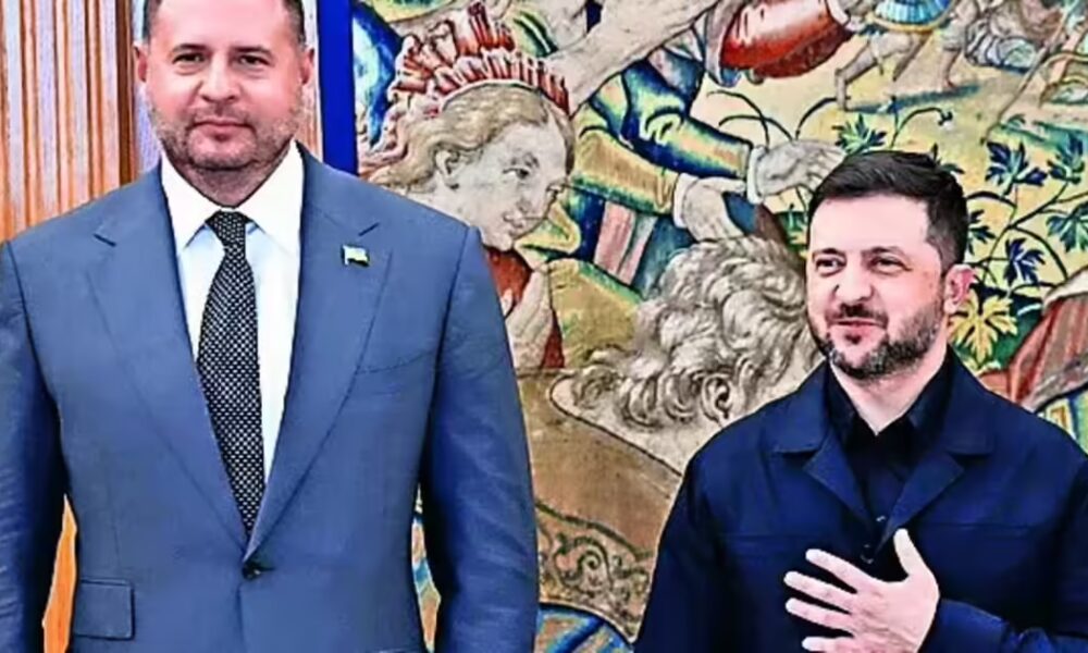 Ukraine: Zelensky removes top aide after anti-graft raids