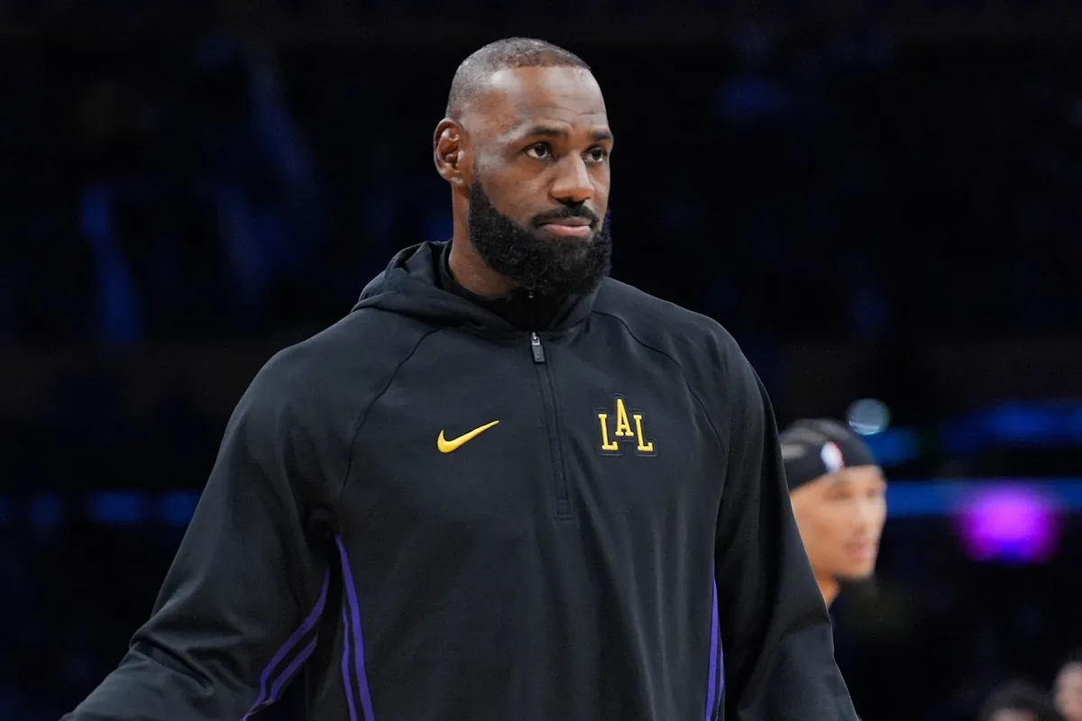 LeBron James steps away from the Lakers in the tunnel to share a moment with his mom