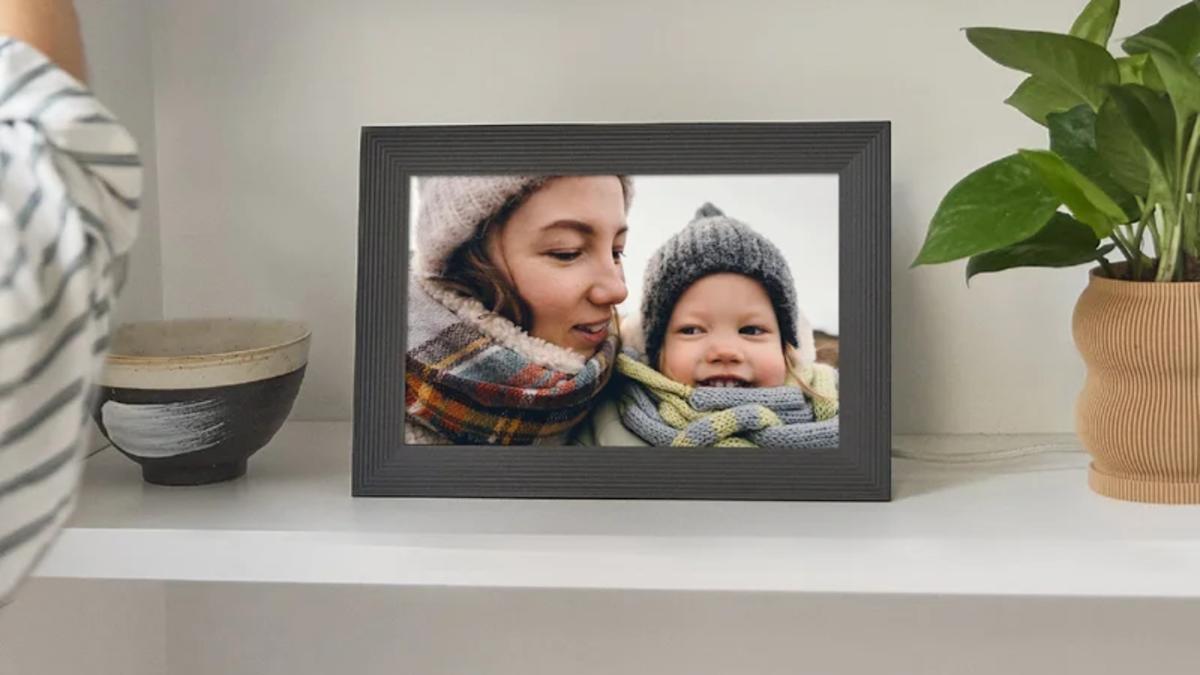Our favorite Aura digital photo frame is $40 off for Black Friday