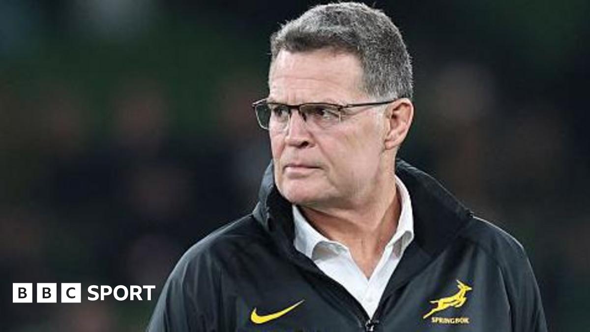 Rassie Erasmus watches South Africa warm up
