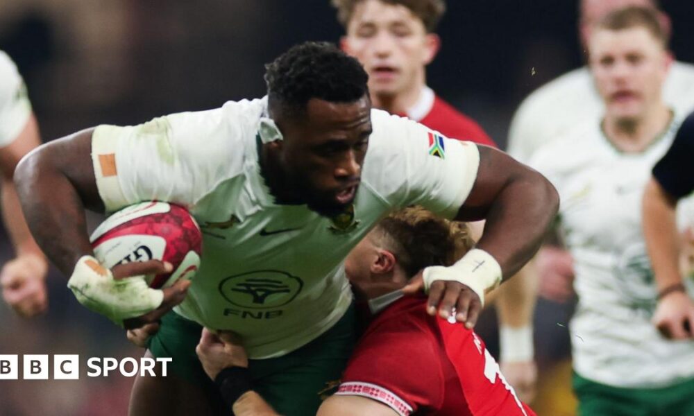 Siya Kolisi powers through a tackle from Cardiff flanker Alex Mann