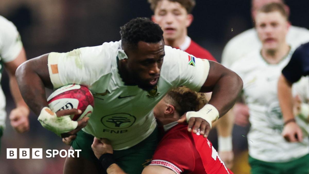Siya Kolisi powers through a tackle from Cardiff flanker Alex Mann