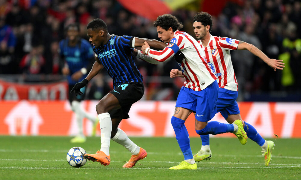 MADRID, SPAIN - NOVEMBER 26: Ange-Yoan Bonny of Internazionale is challenged by Jose Maria Gimenez of Atletico de Madrid during the UEFA Champions League 2025/26 League Phase MD5 match between Atletico de Madrid and FC Internazionale Milano at Estadio Metropolitano on November 26, 2025 in Madrid, Spain. (Photo by David Ramos/Getty Images)