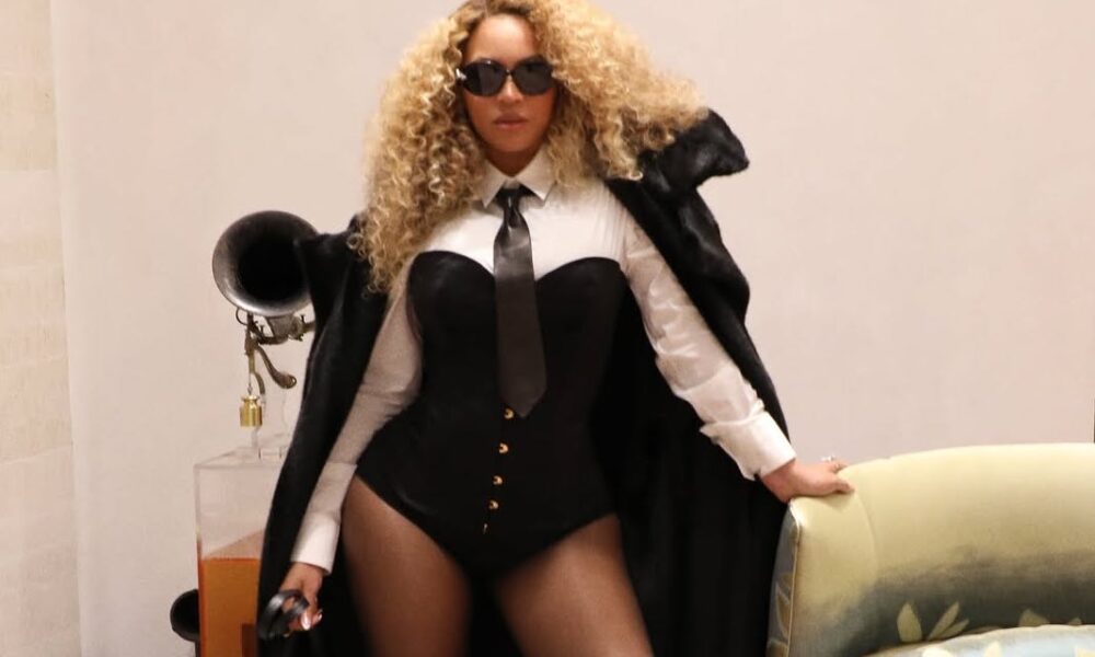 Beyonce Wears a Black Agent Provocateur Mercy Bustier and Black Amina Muaddi Yigit Pumps While Supporting Kelly Rowland on The Boy Is Mine Tour