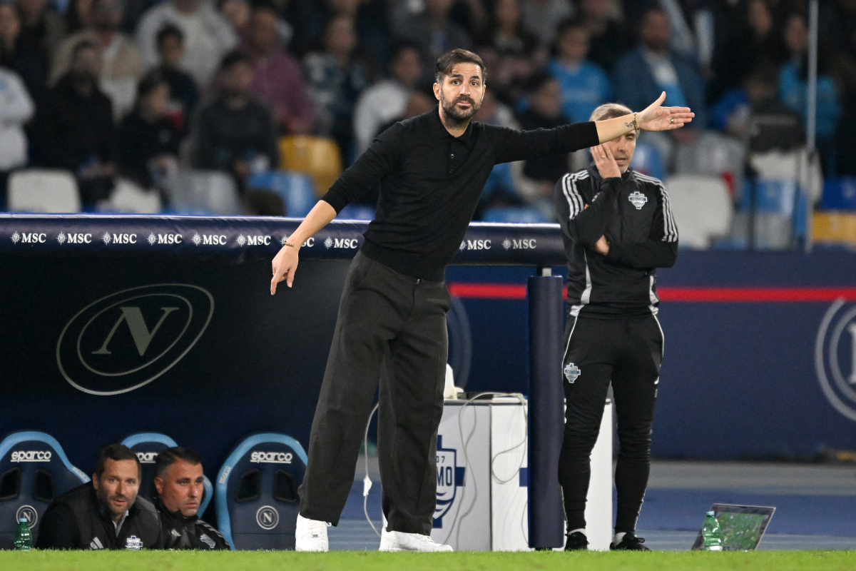 NAPLES, ITALY - NOVEMBER 01: Cesc Fabregas Como 1907 head coach during the Serie A match between SSC Napoli and Como 1907 at Stadio Diego Armando Maradona on November 01, 2025 in Naples, Italy. (Photo by Francesco Pecoraro/Getty Images)