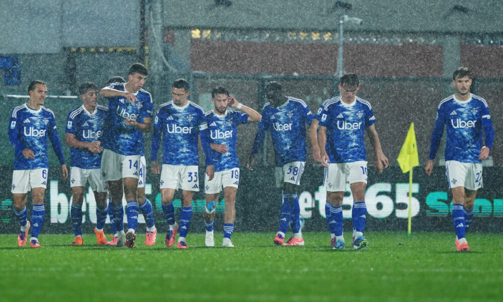 COMO, ITALY - OCTOBER 29: Players of Como 1907 celebrate their first goal by Douvikas during the Serie A match between Como 1907 and Hellas Verona FC at Giuseppe Sinigaglia Stadium on October 29, 2025 in Como, Italy. (Photo by Pier Marco Tacca/Getty Images)