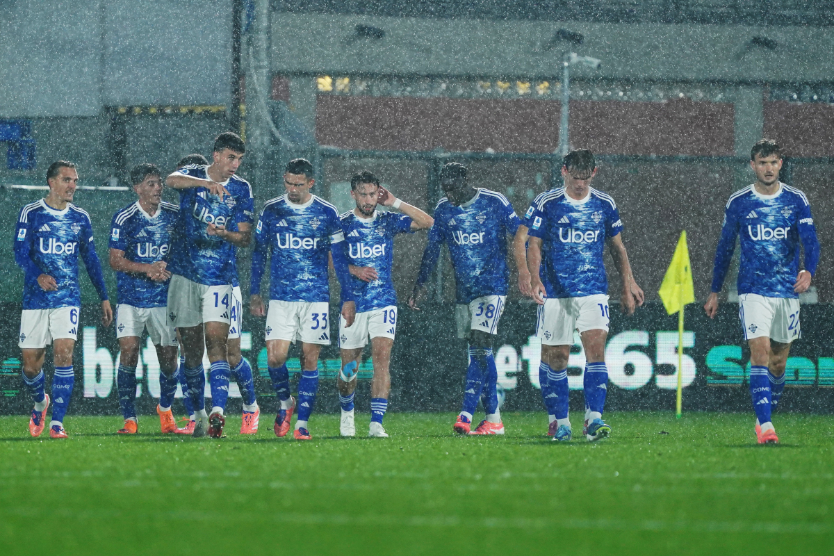 COMO, ITALY - OCTOBER 29: Players of Como 1907 celebrate their first goal by Douvikas during the Serie A match between Como 1907 and Hellas Verona FC at Giuseppe Sinigaglia Stadium on October 29, 2025 in Como, Italy. (Photo by Pier Marco Tacca/Getty Images)