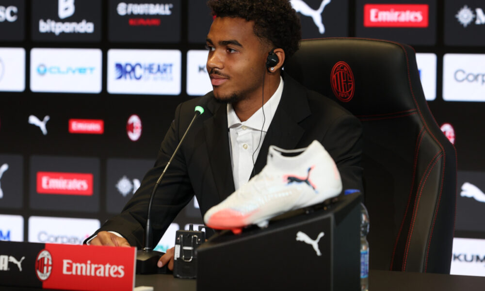 David Odogu at a press conference (acmilan.com)