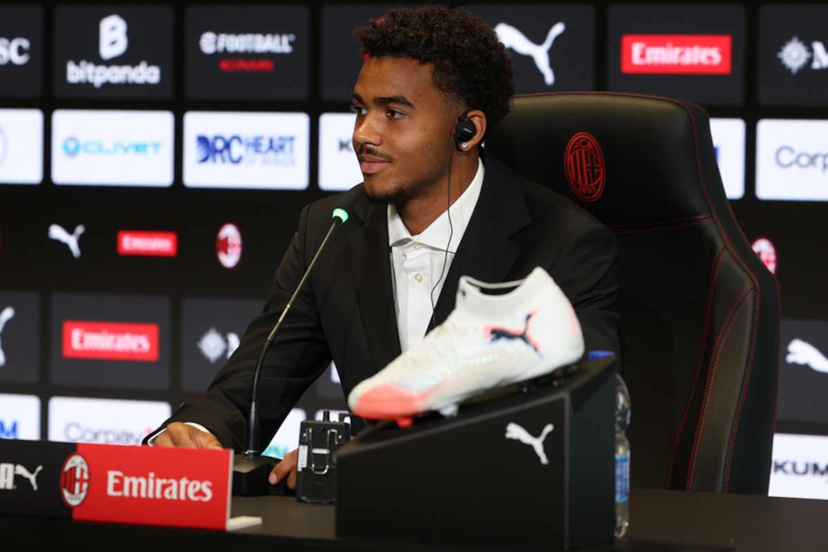 David Odogu at a press conference (acmilan.com)
