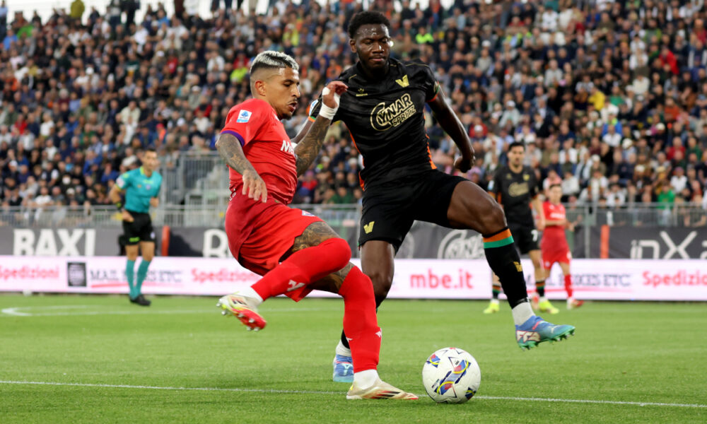 VENICE, ITALY - MAY 12: Fali Candè of Venezia competes for the ball with Dodò of Fiorentina during the Serie A match between Venezia and Fiorentina at Stadio Pier Luigi Penzo on May 12, 2025 in Venice, Italy. (Photo by Maurizio Lagana/Getty Images)