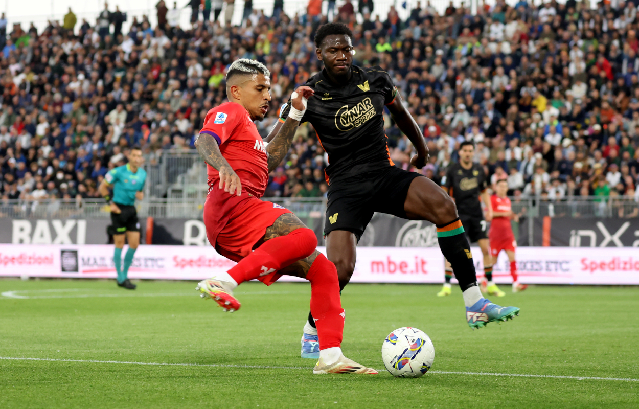 VENICE, ITALY - MAY 12: Fali Candè of Venezia competes for the ball with Dodò of Fiorentina during the Serie A match between Venezia and Fiorentina at Stadio Pier Luigi Penzo on May 12, 2025 in Venice, Italy. (Photo by Maurizio Lagana/Getty Images)