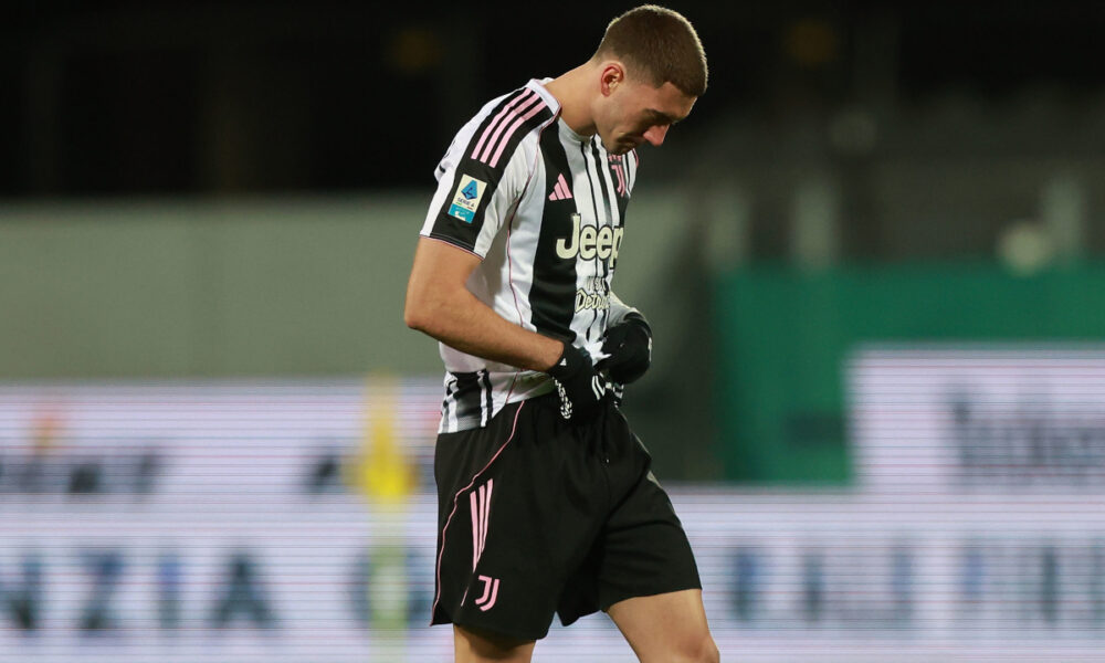 FLORENCE, ITALY - NOVEMBER 22: Dusan Vlahovic of Juventus FC reacts during the Serie A match between ACF Fiorentina and Juventus FC at Artemio Franchi on November 22, 2025 in Florence, Italy. (Photo by Gabriele Maltinti/Getty Images)