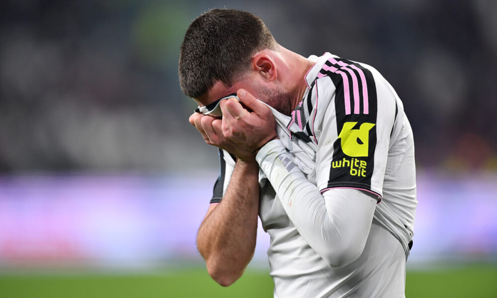 TURIN, ITALY - NOVEMBER 29: Dusan Vlahovic of Juventus FC lies injured during the Serie A match between Juventus FC and Cagliari Calcio at Allianz Stadium on November 29, 2025 in Turin, Italy. (Photo by Valerio Pennicino/Getty Images)