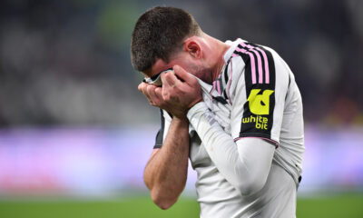 TURIN, ITALY - NOVEMBER 29: Dusan Vlahovic of Juventus FC lies injured during the Serie A match between Juventus FC and Cagliari Calcio at Allianz Stadium on November 29, 2025 in Turin, Italy. (Photo by Valerio Pennicino/Getty Images)