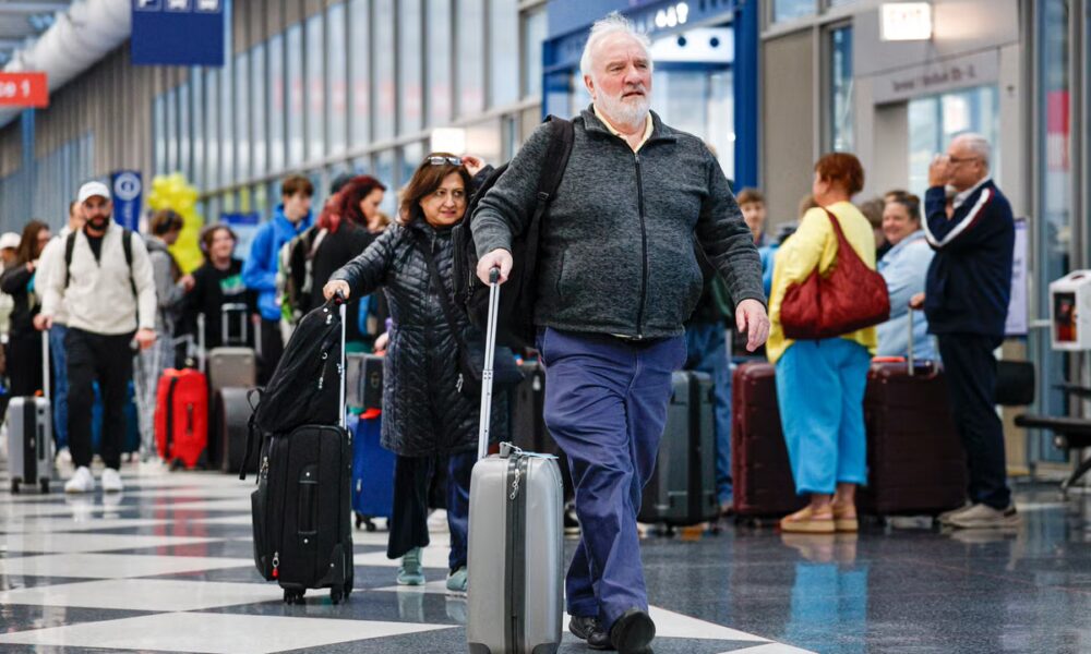 Winter storm alerts: Risk of Thanksgiving travel chaos with snow across the Midwest and southern flooding