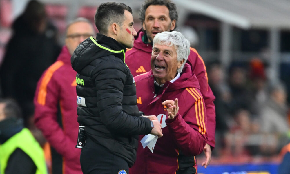 CREMONA, ITALY - NOVEMBER 23: Coach Gian Piero Gasperini leaves the field of play during the Serie A match between US Cremonese and AS Roma at Stadio Giovanni Zini on November 23, 2025 in Cremona, Italy. (Photo by Marco M. Mantovani/Getty Images)