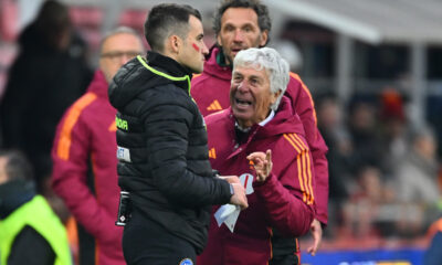 CREMONA, ITALY - NOVEMBER 23: Coach Gian Piero Gasperini leaves the field of play during the Serie A match between US Cremonese and AS Roma at Stadio Giovanni Zini on November 23, 2025 in Cremona, Italy. (Photo by Marco M. Mantovani/Getty Images)