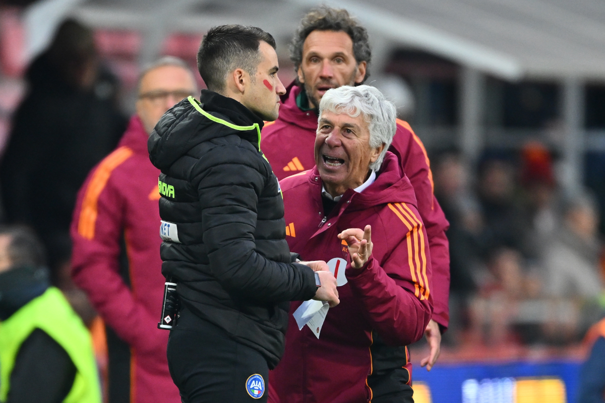 CREMONA, ITALY - NOVEMBER 23: Coach Gian Piero Gasperini leaves the field of play during the Serie A match between US Cremonese and AS Roma at Stadio Giovanni Zini on November 23, 2025 in Cremona, Italy. (Photo by Marco M. Mantovani/Getty Images)