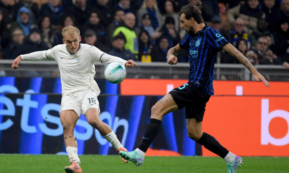 MILAN, ITALY - NOVEMBER 09: Gustav Isaksen of SS Lazio compete for the ball with Francesco Acerbi of Internazioale during the Serie A match between FC Internazionale and SS Lazio at Giuseppe Meazza Stadium on November 09, 2025 in Milan, Italy. (Photo by Marco Rosi - SS Lazio/Getty Images)