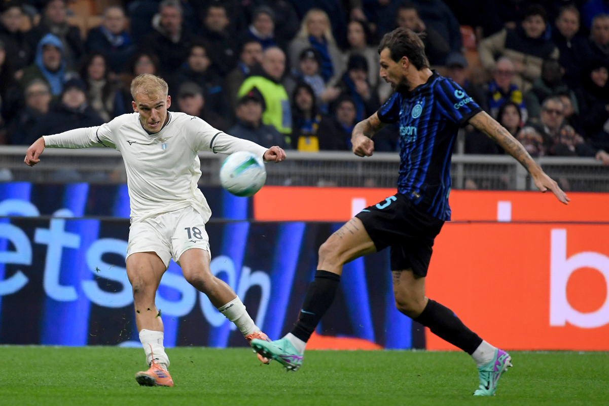 MILAN, ITALY - NOVEMBER 09: Gustav Isaksen of SS Lazio compete for the ball with Francesco Acerbi of Internazioale during the Serie A match between FC Internazionale and SS Lazio at Giuseppe Meazza Stadium on November 09, 2025 in Milan, Italy. (Photo by Marco Rosi - SS Lazio/Getty Images)