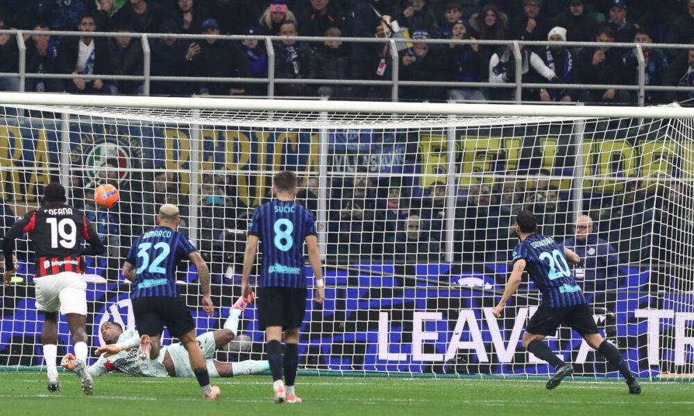 MILAN, ITALY - NOVEMBER 23: Mike Maignan of AC Milan saves a penalty kick Hakan Calhanoglu of FC Internazionale during the Serie A match between FC Internazionale and AC Milan at Giuseppe Meazza Stadium on November 23, 2025 in Milan, Italy. (Photo by Marco Luzzani/Getty Images)