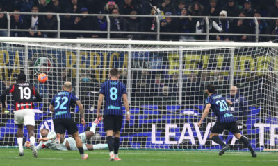 MILAN, ITALY - NOVEMBER 23: Mike Maignan of AC Milan saves a penalty kick Hakan Calhanoglu of FC Internazionale during the Serie A match between FC Internazionale and AC Milan at Giuseppe Meazza Stadium on November 23, 2025 in Milan, Italy. (Photo by Marco Luzzani/Getty Images)