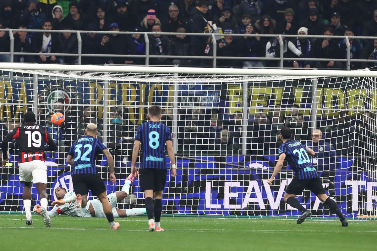 MILAN, ITALY - NOVEMBER 23: Mike Maignan of AC Milan saves a penalty kick Hakan Calhanoglu of FC Internazionale during the Serie A match between FC Internazionale and AC Milan at Giuseppe Meazza Stadium on November 23, 2025 in Milan, Italy. (Photo by Marco Luzzani/Getty Images)