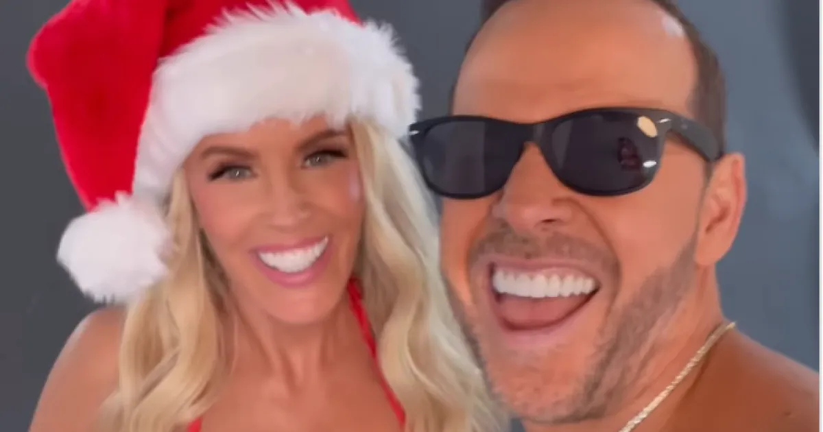 Jenny McCarthy Rocks Red Bikini, Kisses Donnie Wahlberg in Christmas Card