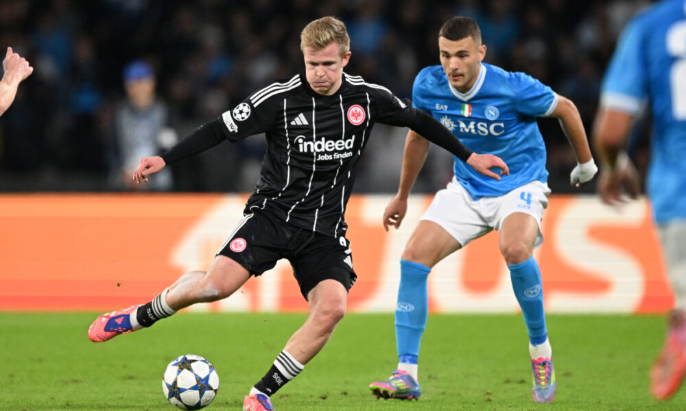 NAPLES, ITALY - NOVEMBER 04: Jonathan Burkardt of Eintracht Frankfurt battles for possession with Alessandro Buongiorno of SSC Napoli during the UEFA Champions League 2025/26 League Phase MD4 match between SSC Napoli and Eintracht Frankfurt at Stadio Diego Armando Maradona on November 04, 2025 in Naples, Italy. (Photo by Francesco Pecoraro/Getty Images)