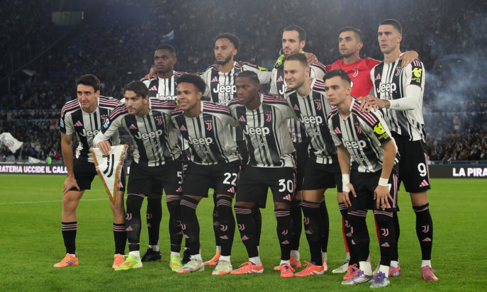 ROME, ITALY - OCTOBER 26: Players of Juventus pose for a team photograph prior to the Serie A match between SS Lazio and Juventus FC at Stadio Olimpico on October 26, 2025 in Rome, Italy. (Photo by Paolo Bruno/Getty Images)