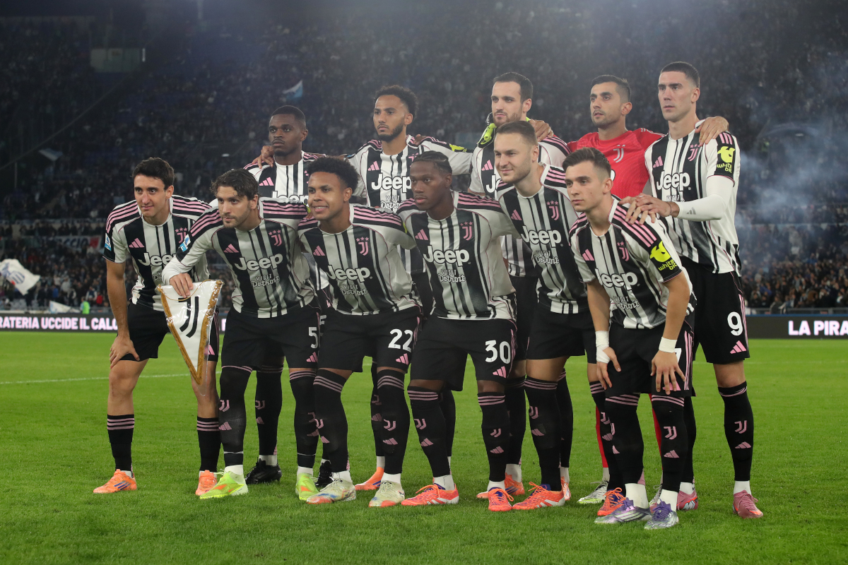 ROME, ITALY - OCTOBER 26: Players of Juventus pose for a team photograph prior to the Serie A match between SS Lazio and Juventus FC at Stadio Olimpico on October 26, 2025 in Rome, Italy. (Photo by Paolo Bruno/Getty Images)
