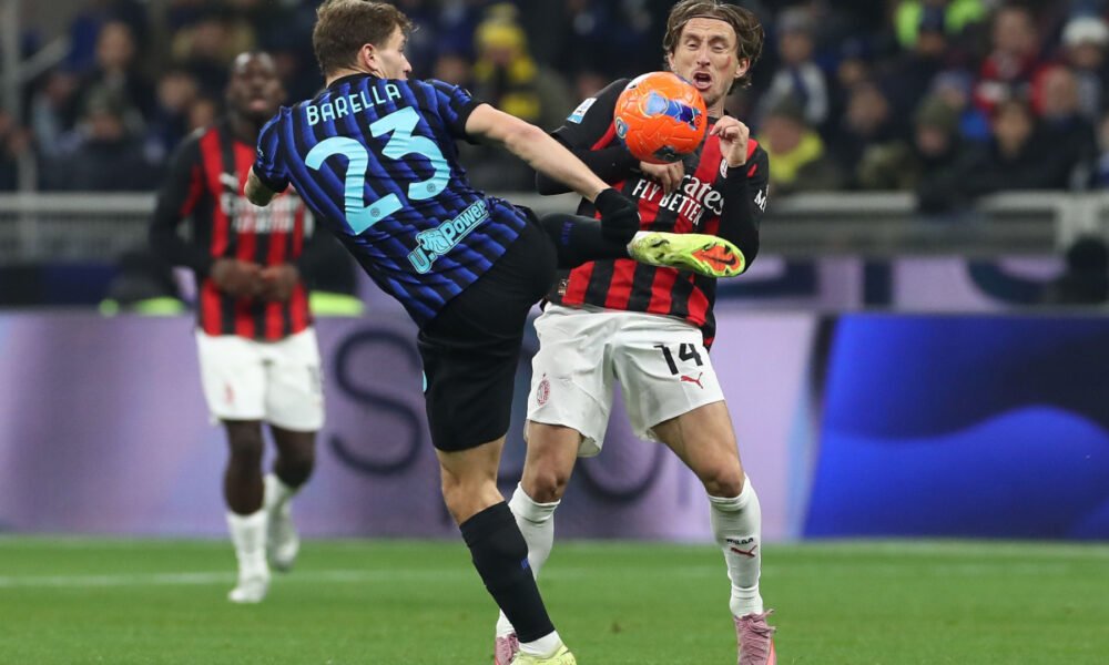 MILAN, ITALY - NOVEMBER 23: Luka Modric of AC Milan competes for the ball with Nicolo’ Barella of FC Internazionale during the Serie A match between FC Internazionale and AC Milan at Giuseppe Meazza Stadium on November 23, 2025 in Milan, Italy. (Photo by Marco Luzzani/Getty Images)
